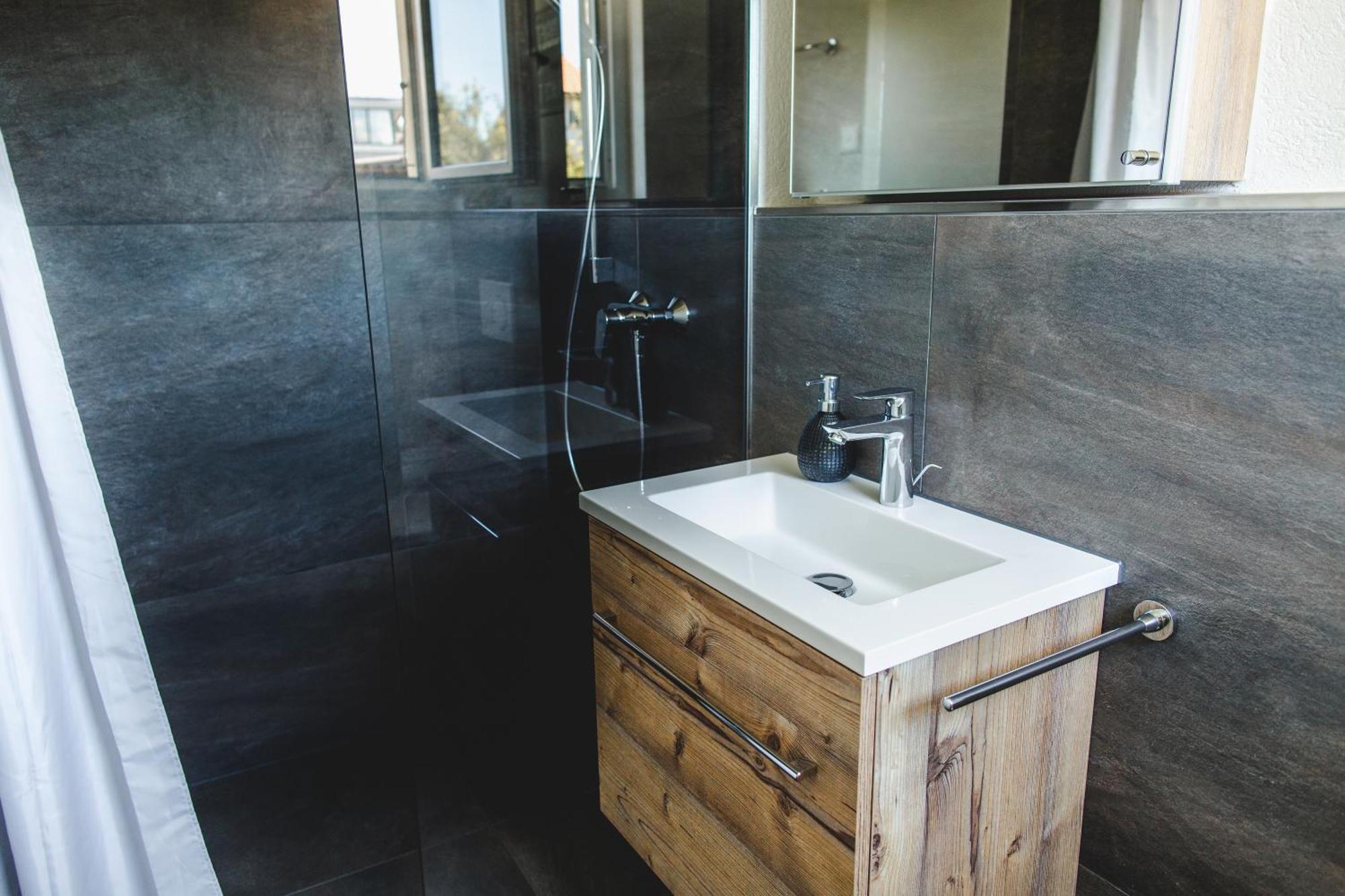 Natalies Hideaway Apartment Тун Екстериор снимка